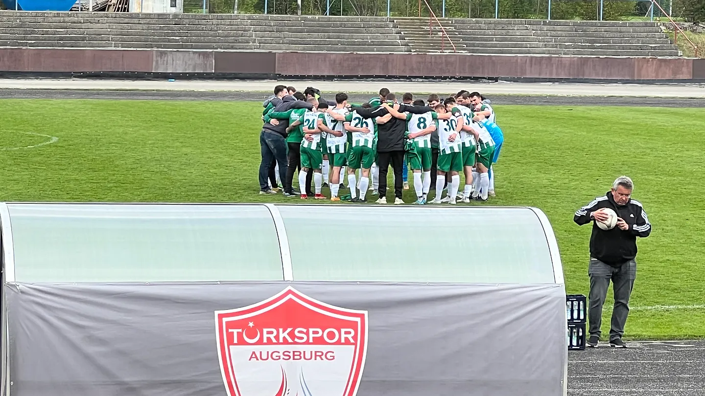 <a class="amazingslider-posttitle-link" href="https://www.svs-passau.de/super-souveraen-in-augsburg-schalding-vorm-bayernliga-meistertitel">Super-souverän in Augsburg: Schalding vorm Bayernliga-Meistertitel</a>